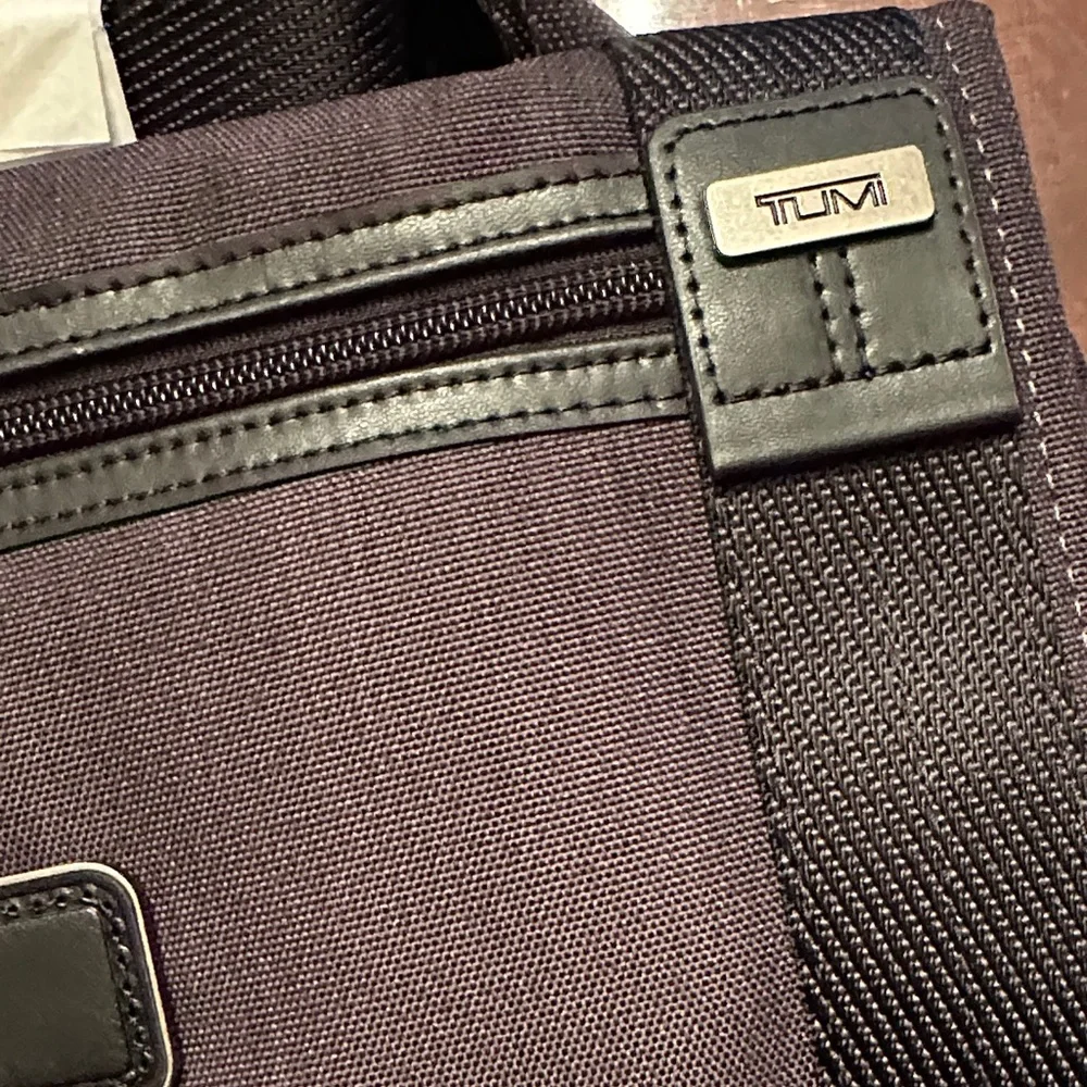 TUMI Black leather Gray EXPANDABLE Alpha Messenger Bag new without tags 💼 🆕 ✈️ 💻